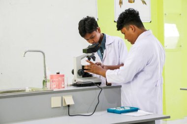 Makassar, Endonezya - 16 Temmuz 2024: Öğrenciler laboratuvarda pratik işler yapıyorlar