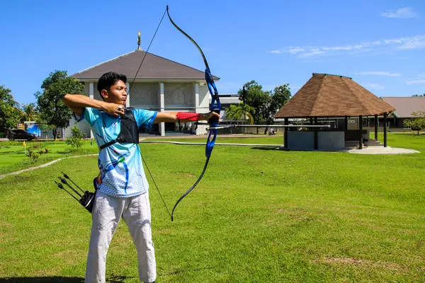 Makassar, Endonezya - 16 Temmuz 2024: İnsanlar okçuluk yapıyor