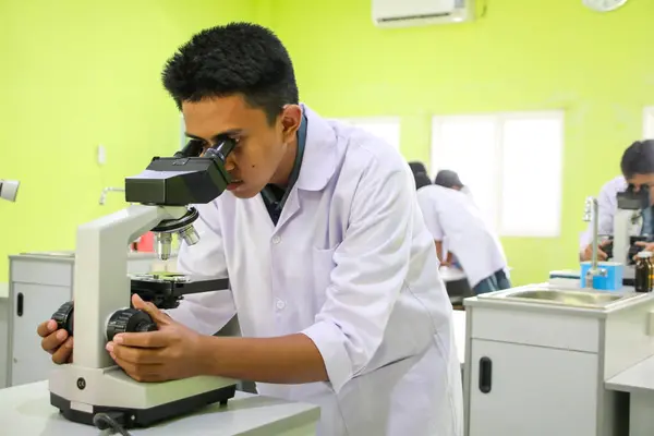 Makassar, Endonezya - 16 Temmuz 2024: Öğrenciler laboratuvarda pratik işler yapıyorlar