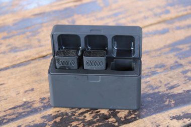 Ahşap zeminde ses kaydı için kablosuz mikrofon