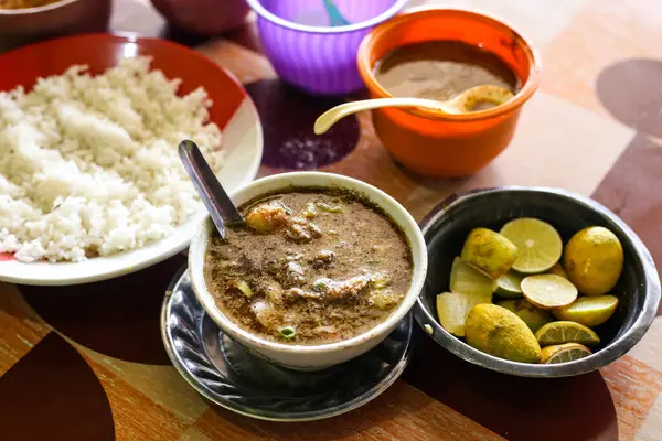 Endonezya Gıda Coto Makassar, Beyaz Pirinç ve Baharatlar