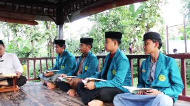 Gowa, Endonezya - 10 Temmuz 2024: Gazebo 'da Öğrenim Yapan Müslüman Öğrenciler