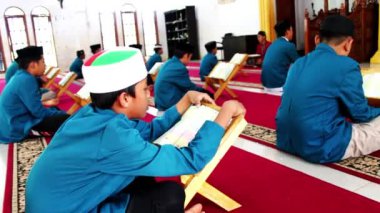 Gowa, Endonezya - 10 Temmuz 2024: Santri camide Kuran okuyor