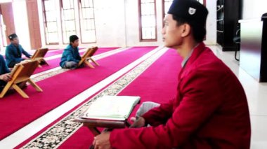 Gowa, Endonezya - 10 Temmuz 2024: Santri camide Kuran okuyor