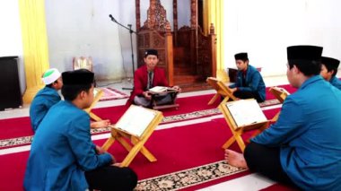 Gowa, Endonezya - 10 Temmuz 2024: Santri camide Kuran okuyor