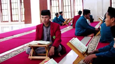 Gowa, Endonezya - 10 Temmuz 2024: Santri camide Kuran okuyor