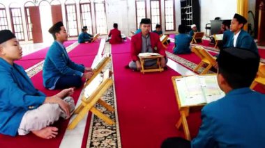 Gowa, Endonezya - 10 Temmuz 2024: Santri camide Kuran okuyor