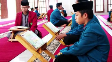 Gowa, Endonezya - 10 Temmuz 2024: Santri camide Kuran okuyor