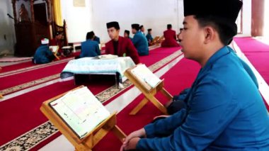 Gowa, Endonezya - 10 Temmuz 2024: Santri camide Kuran okuyor