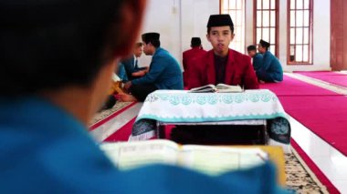 Gowa, Endonezya - 10 Temmuz 2024: Santri camide Kuran okuyor