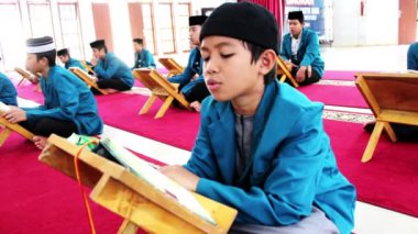 Gowa, Endonezya - 10 Temmuz 2024: Santri camide Kuran okuyor