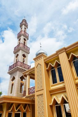 Sarı cami kulesinin önü.
