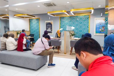 Makassar, Endonezya - 06 Ağustos 2024: Endonezya Bankası 'nda insanlar kuyruğa girdi