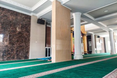 Yeşil paspaslı caminin içi.