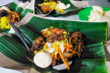 Yumurta sarısı tavuklu pilav ve muz yaprakları yemeye hazır.