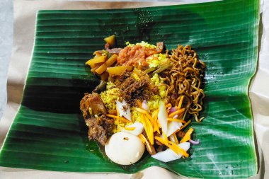 Yumurta sarısı tavuklu pilav ve muz yaprakları yemeye hazır.