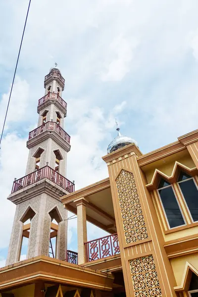 Sarı cami kulesinin önü.