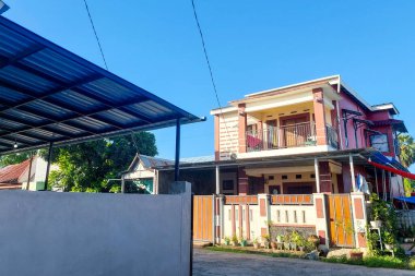 Mavi gökyüzüne karşı çok katlı Daimi Ev