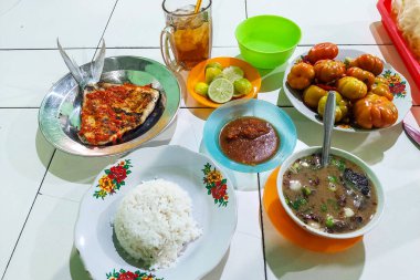 Endonezya Gıda Çorbası, Izgara Balık, Pirinç ve Baharatlar