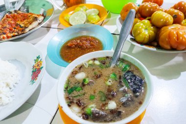 Endonezya Gıda Çorbası, Izgara Balık, Pirinç ve Baharatlar