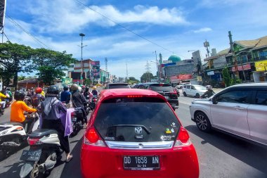 Pangkep, Endonezya - 17 Temmuz 2024: Kentsel bölgelerde trafik sıkışıklığı