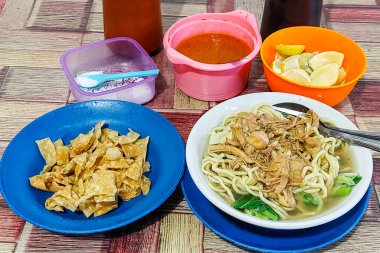 Endonezya Gıda Pangsip Eriştesi ve portakallı bir kase