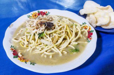 Endonezya eriştesi çorbası ve masada kraker.