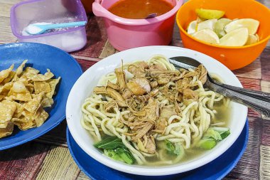 Endonezya Gıda Pangsip Eriştesi ve portakallı bir kase