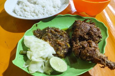 Endonezya yemeği Tavuk pilav ve sebze