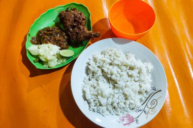 Endonezya yemeği Tavuk pilav ve sebze