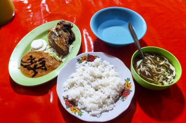 Endonezya yemeği Tavuk pilav ve sebze