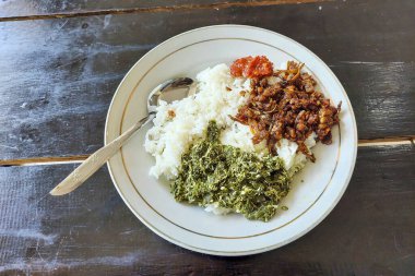 Endonezya Yemeği Karışık Pirinç, Sebze, Tatlı Patates Yaprakları ve Balık