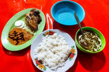 Endonezya yemeği Tavuk pilav ve sebze