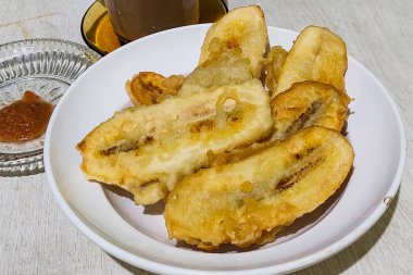 Endonezya Yemeği Masada sarışınla muz kızartması