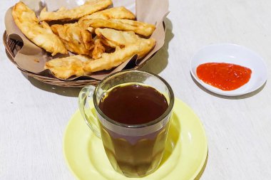 Endonezya yemeği kızarmış muz, acı sos ve çay.