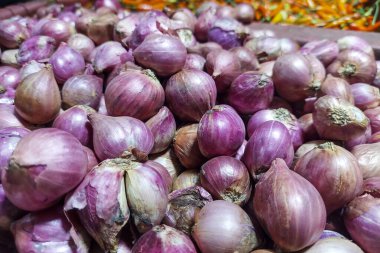 Pazarda satılık Shallot Yığını