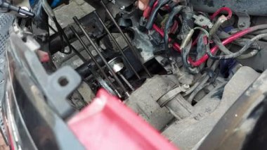 İnsanlar Metic Motosiklet Motorunu Parçalayabilir