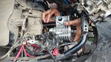 İnsanlar Metic Motosiklet Motorunu Parçalayabilir