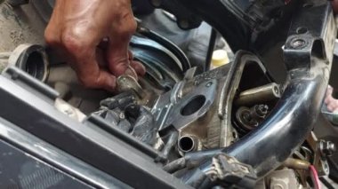İnsanlar Metic Motosiklet Motorunu Parçalayabilir