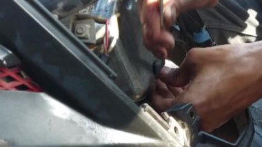 İnsanlar Metic Motosiklet Motorunu Parçalayabilir