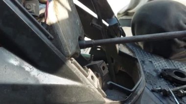 İnsanlar Metic Motosiklet Motorunu Parçalayabilir