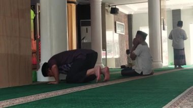 Makassar, Endonezya, 06 Ağustos 2024. Mescid-i Haram 'da namaz kılan mü' minler.