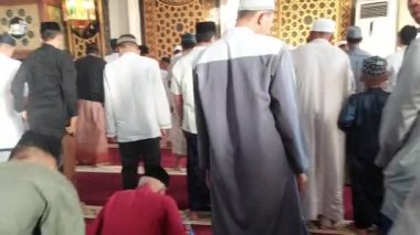 Makassar, Endonezya, 06 Ağustos 2024. İnsanlar camide namaz kılmak için sıraya giriyor.