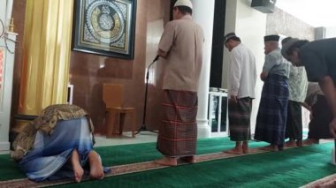 Makassar, Endonezya, 06 Ağustos 2024. Mescid-i Haram 'da namaz kılan mü' minler.