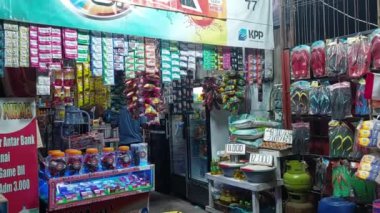 Makassar, Endonezya, 14 Ağustos 2024. İnsanlar Stall 'dan alışveriş yapıyor.