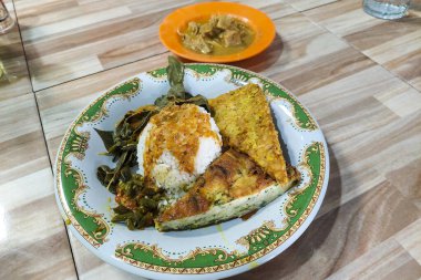 Endonezya Gıda Tipik Padang Pirinç Tabağı