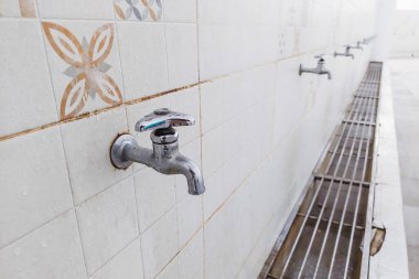 İnsanlar abdest alsın diye su musluğu.