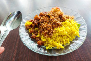 Tahta bir masadaki sarı pirinç.