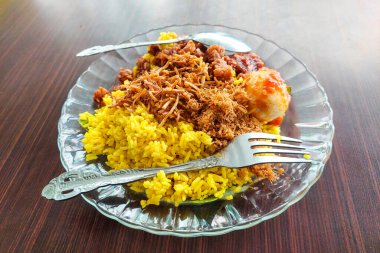 Tahta bir masadaki sarı pirinç.