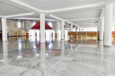 Makassar, Endonezya, 26 Ağustos 2024. Caminin içi beyazdır.